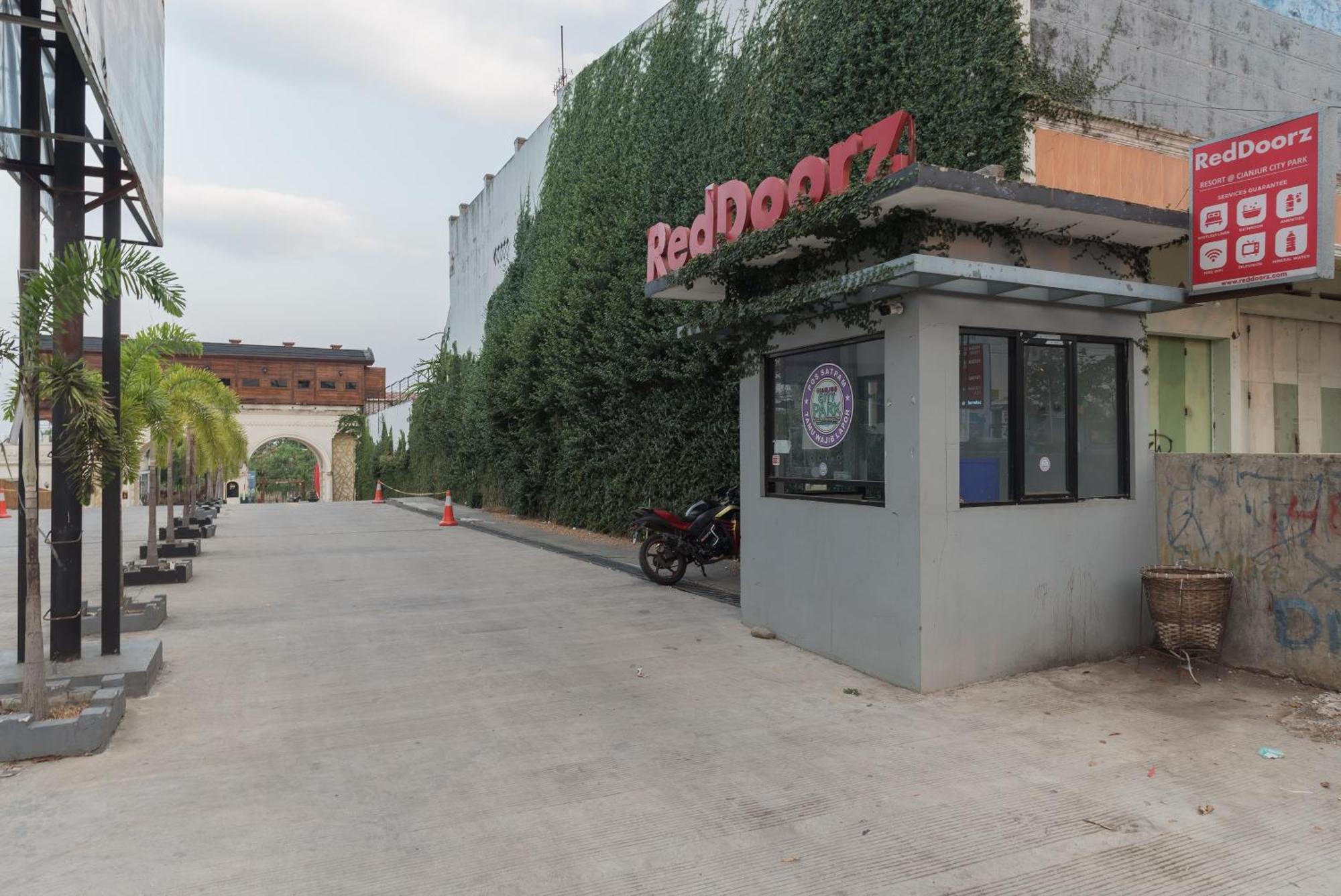Urbanview Hotel Cianjur City Park By Reddoorz Exterior foto