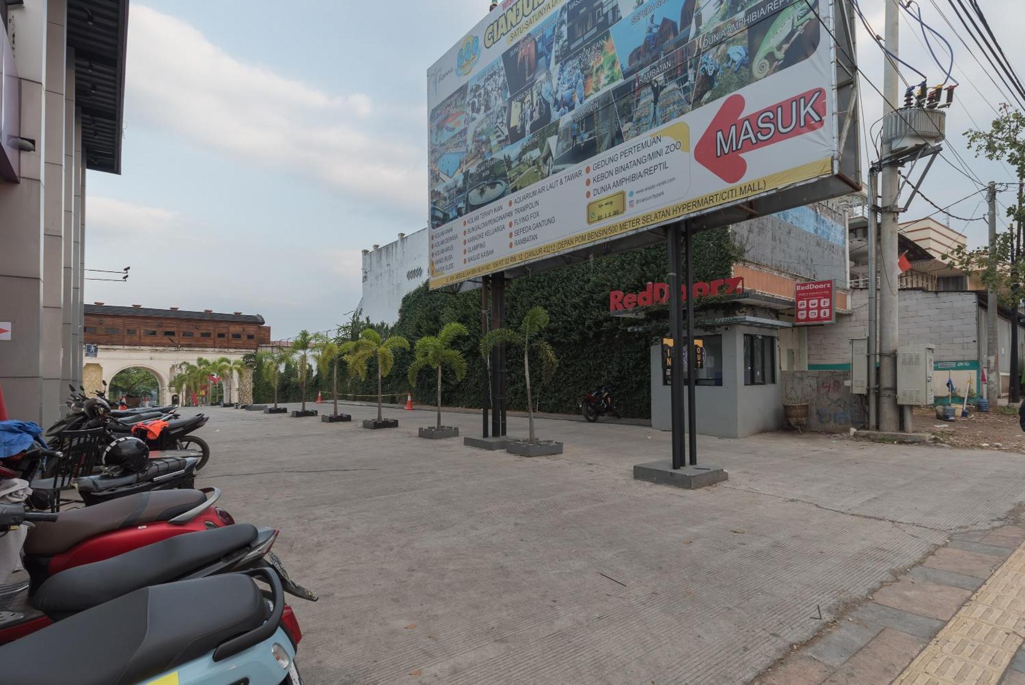 Urbanview Hotel Cianjur City Park By Reddoorz Exterior foto